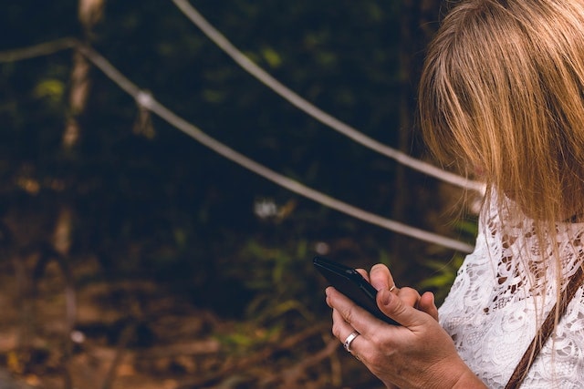 Frau mit Smartphone